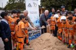 PALADA INICIAL EN EL BARRIO SANTA TERESA. ITAIPU BINACIONAL CONSTRUIRA UNA PISTA DE DEPORTES GANADA POR LOS CHICOS EN EL TORNEO «ESPERANZA HERNANDARIAS»